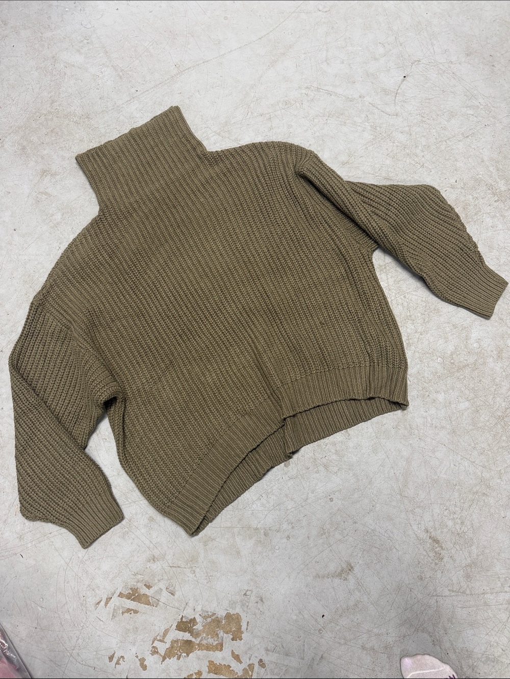 FREE PEOPLE - Size Medium - LIKE NEW - Boxy Turtleneck Rib Knit Sweater - Olive